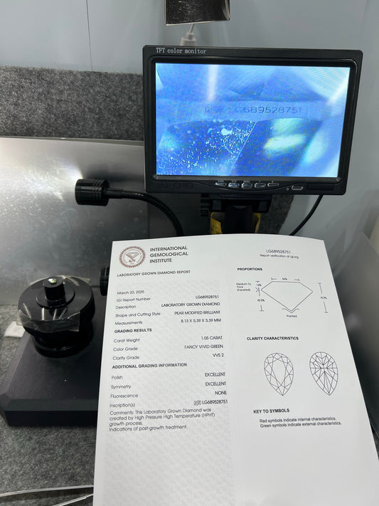 1.05 Carat Lab Grown Pear Diamond Fancy Vivid Green VVS2 HPHT 2EX